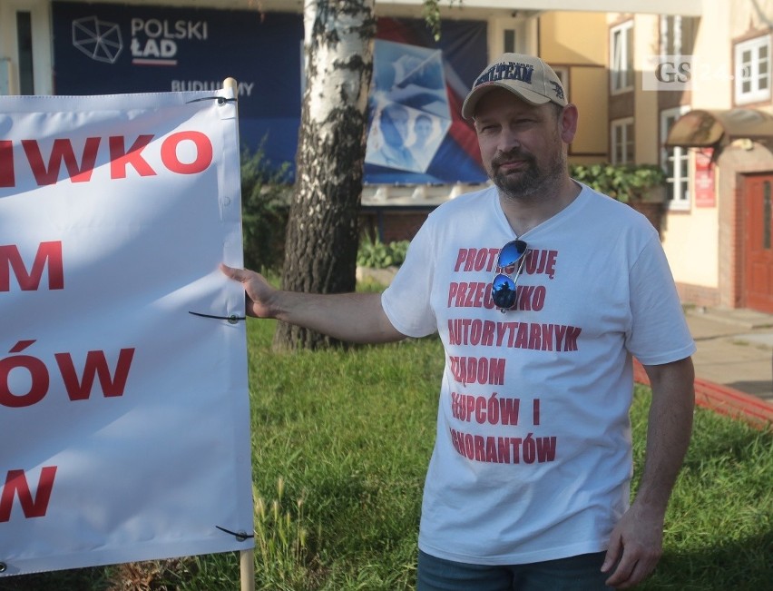 Protest przed siedzibą PiS w Szczecinie po środowych...