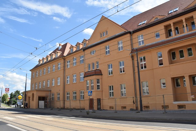 Centrum Edukacji Zawodowej i Biznesu powstało w byłym szpitalu miejskim przy ul. Warszawskiej.