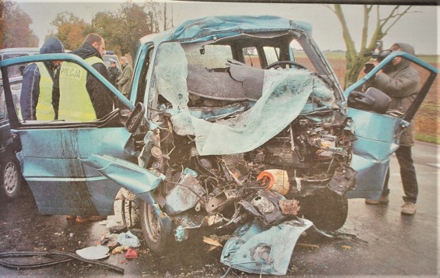 Wypadek w Bogucinie w 2004 r. Zdjęcie zniszczonego samochodu, którym podróżowali siatkarze