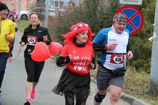 Bieg Walentynkowy w Dąbrowie Górniczej to jedna z największych tego typu imprez w PolsceZobacz kolejne zdjęcia/plansze. Przesuwaj zdjęcia w prawo naciśnij strzałkę lub przycisk NASTĘPNE