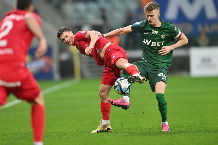 Zawodnik Śląska Wrocław Łukasz Bejger (P) i Dawid Tkacz (C)...