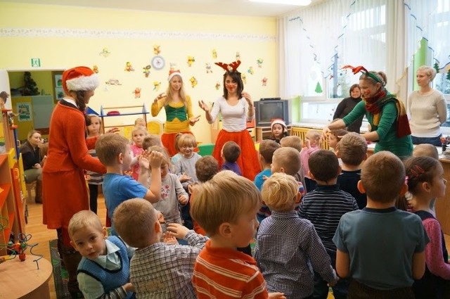 Ekipę św. Mikołaja, która wręczy dzieciom prezenty mogą wynająć instytucje oświatowe, zakłady pracy oraz osoby prywatne.