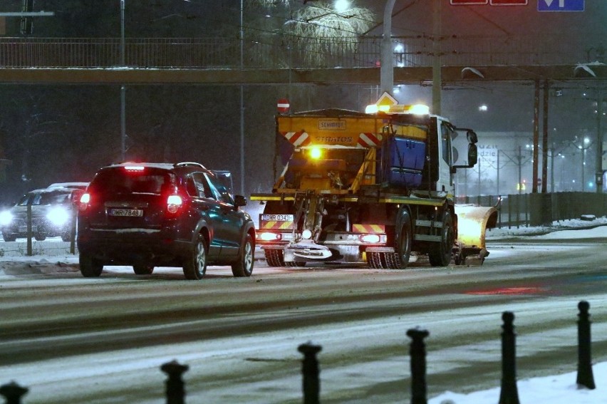 Zima w mieście. Raport z dróg we Wrocławiu i okolicy na żywo [17.01.2021]