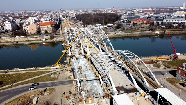 Nowe mosty kolejowe nad Wisłą. Jeden jest już gotowy, pozostałe dwa są w budowie.