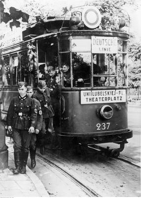 Wojenny tramwaj z tabliczką „Linia dla Niemców”