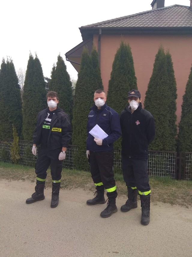 Maseczki zostały dostarczone do skrzynek pocztowych dzięki druhom z ochotniczej straży pożarnej w Gorzyczanach.