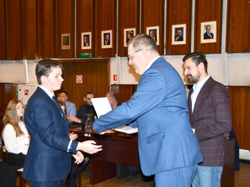 Najlepsi będzińscy uczniowie i studenci odebrali gratulacje...