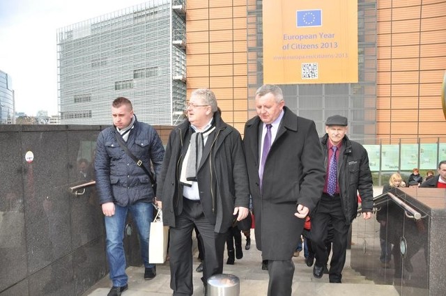 Foto Kielce-Bruksela 1 Wiesław Mazur (z lewej) oraz jego zięć Łukasz Prysak w trakcie spaceru wokół Parlamentu Europejskiego z europosłem Czesławem Siekierskim (w środku).