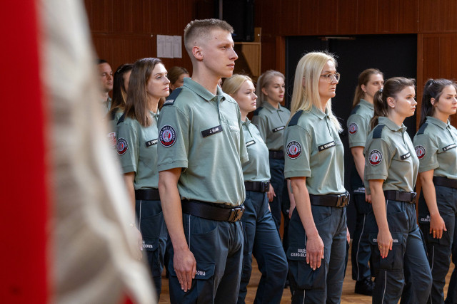 Podlaska KAS ma nowych funkcjonariuszy. Trzydzieści dwie osoby złożyły uroczyste ślubowanie. Zobacz kto wstąpił do służby