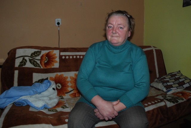Elżbieta Otowicz, sołtys Charnowa, uważa, że nie dostała nowego mieszkania od pani wójt gminy, bo w wyborach startuje z komitetu jej konkurenta.