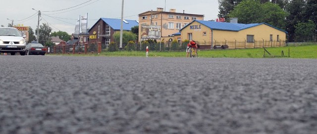 Trwająca właśnie wymiana nawierzchni na czwórce obejmuje w sumie 1,5 km drogi. W tym tygodniu drogowcy namalują na nowym asfalcie linie.