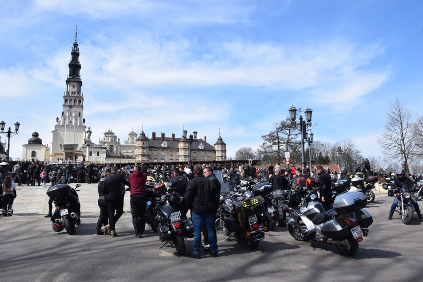 Według danych policji na Jasną Górę przyjechało 10 tysięcy...