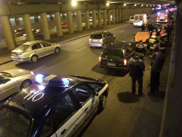 Cztery samochody zderzyly sie w tunelu przy ul. Kopernika w...