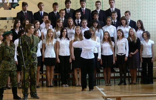 Chór szkolny z Liceum Ogólnokształcącego imienia Mikołaja Kopernika w Tarnobrzegu pozwala młodzieży rozwijać swój muzyczny talent.
