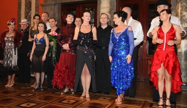 Osiem par, biorących udział w show Świętokrzyskie Gwiazdy Tańczą. Tym razem zatańczyli rumbę i tango.