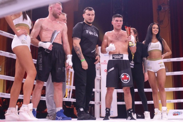 Dwór Artusa nie kojarzy się ze sportem, ale jednak to właśnie we wnętrzach toruńskiego zabytku odbyła się kolejna gala Polsat Boxing Night. W Sali Wielkiej ustawiono ring, na którym stoczono osiem pojedynków. W walce wieczoru spotkali się Przemysław Gorgoń i Ihosvany Garcia. Kubańczyk wygrał w piątej rundzie, w której znokautował polskiego pięściarza.ZOBACZ ZDJĘCIA GALI BOKSERSKIEJ W DWORU ARTUSA ->>>Zobacz także:Nowa część UCS otwarta. UMK ma nowe boisko, korty i sauny [zdjęcia]Toruńscy hokeiści przegrali aż 0:5. KH Energa rozbita [zdjęcia]