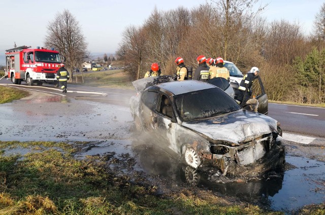 Do zdarzenia doszło na drodze wojewódzkiej nr 884 w Reczpolu (gm. Krzywcza) koło Przemyśla. Osobowe daewoo uległo awarii w środę. Kierujący pojazdem, mieszkaniec pow. przemyskiego pozostawił samochód przy drodze. W czwartek w wyniku zwarcia instalacji elektrycznej pojazd stanął w płomieniach.Do pożaru zadysponowano strażaków z PSP Przemyśl, OSP Babice, OSP Krzywcza.Zobacz też: Pożar osobowego audi na ul. Przekopanej w Przemyślu