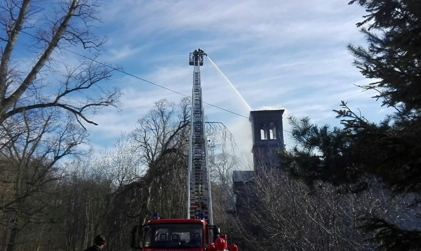 Pożar pałacu w Kończewie. Trwa akcja gaśnicza