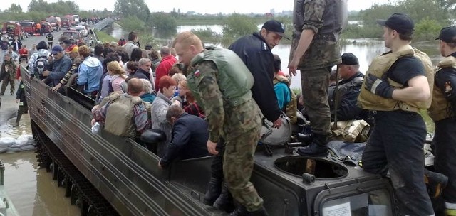 W ewakuacji mieszkańców gm. Gorzyce pomaga wojsko.