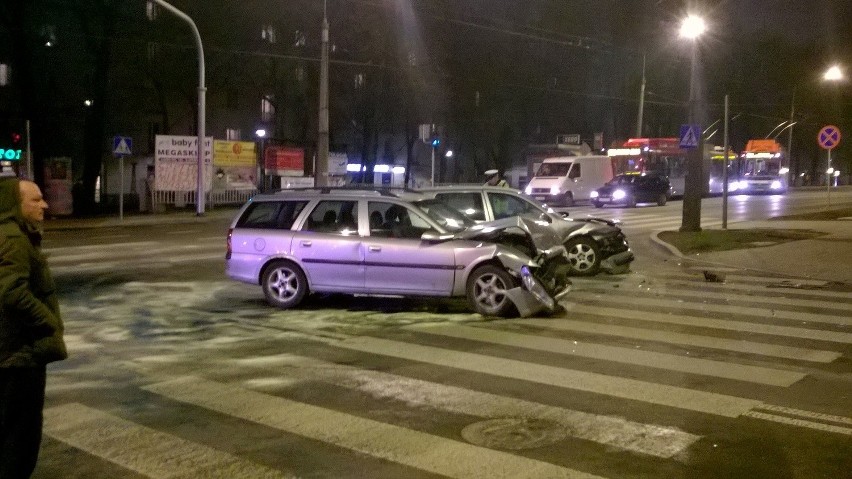 Zderzenie dwóch samochodów na Drodze Męczenników Majdanka