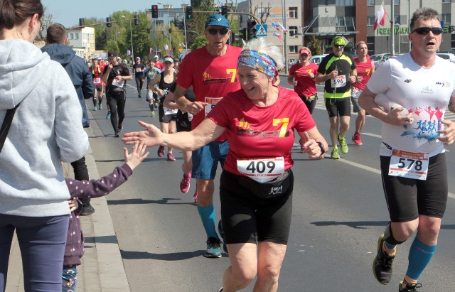 Ze stadionu im. Bronisława Malinowskiego w Grudziądzu wyruszyli biegacze na dystans półmaratonu do Rulewa w powiecie świeckim. Kwiaty pod pomnikiem "Bronka" złożyła delegacja zawodników.