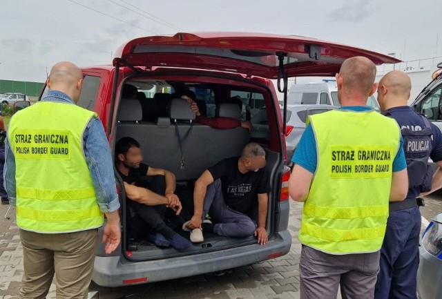 12 Syryjczyków przekroczyło nielegalnie granicę. Zostali namierzeni w Kościelcu, bo... samochód, którym podróżowali uległ awarii