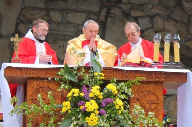 Mszę w Grocie Lurdzkiej odprawił ks. Józef Urban - diecezjalny kapelan OSP.