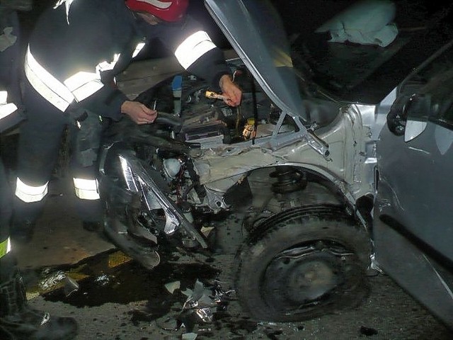 Ofiarom nocnego wypadku pomogli m.in. strażacy z jednostki OSP w Skwierzynie.