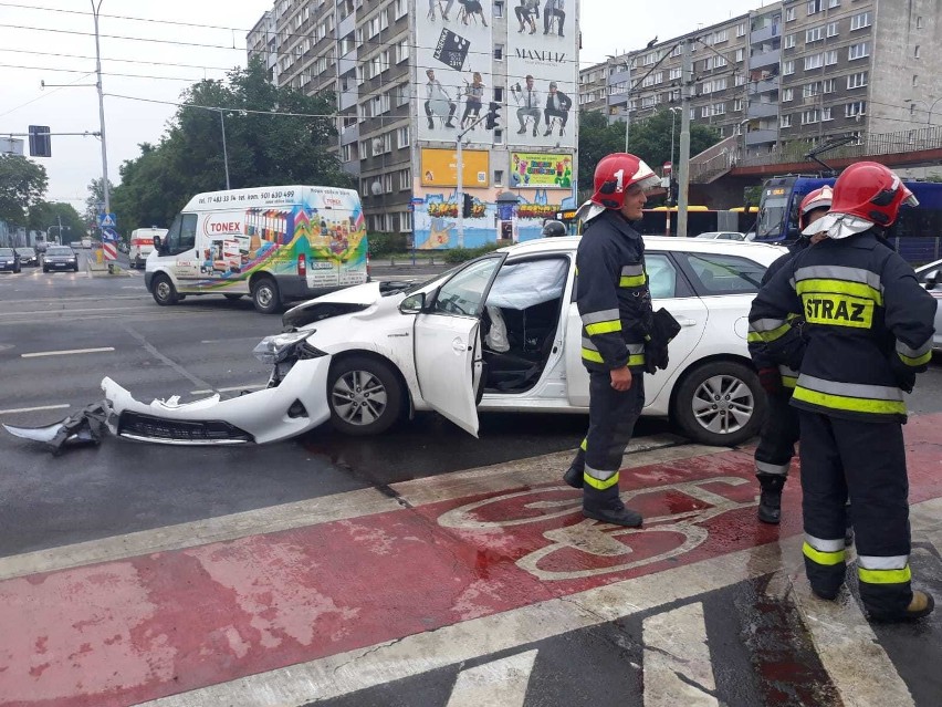 Wypadek na placu Solidarności. Jedna osoba ranna