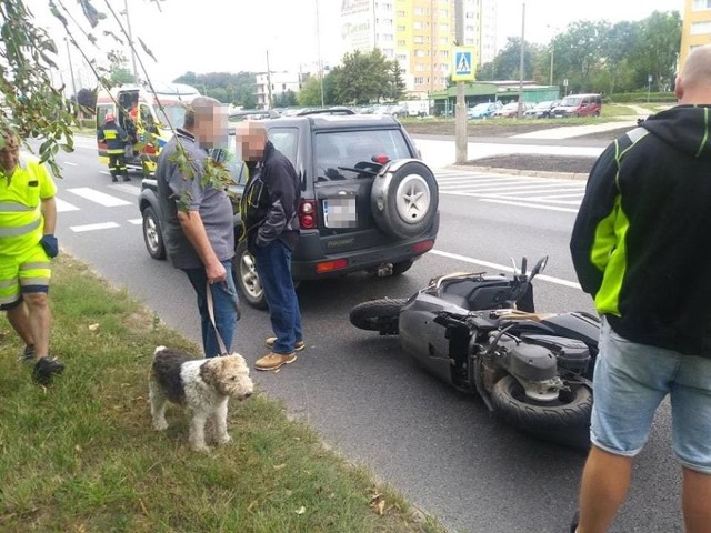 Do wypadku doszło w czwartek, 5 września, na ul Piłsudskiego w Gorzowie. Ranny kierujący skuterem została zabrany do karetki pogotowia ratunkowego.Ze wstępnych ustaleń wynika, że kierujący land roverem nie zauważył hamującego suzuki. Nie chcąc uderzyć w tył auta odbił w lewo. Niestety wtedy bokiem uderzył jadącego lewym pasem kierowcę skutera. Na miejsce zdarzenia została wezwana ekipa karetki pogotowia ratunkowego. Kierujący skuterem został zabrany do karetki.Zobacz też wideo: Grupa "Speed" działa w Lubuskiem. W Gorzowie odbyła się prezentacja BMW, którymi policjanci będą ścigać piratów