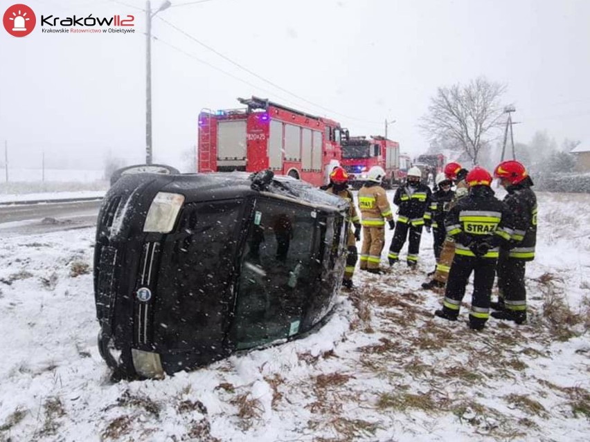 W Kopance pojazd wypadł z drogi. Kobieta kierująca...