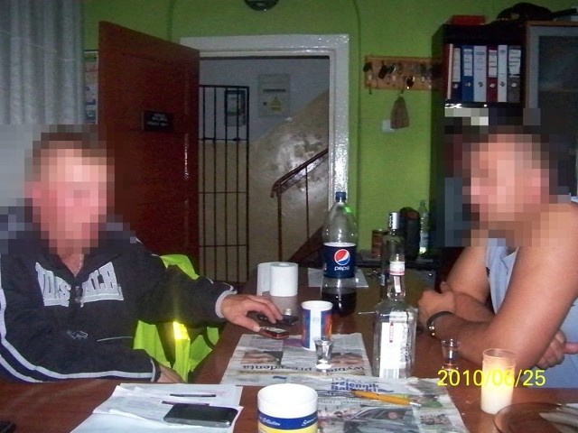 To właśnie to zdjęcie przedstawiające dwóch mężczyzn przy butelce alkoholu w siedzibie Straży Miejskiej wywołało rok temu burzę w Lęborku. Teraz osoba ukarana za sytuację szefuje strażnikom miejskim.