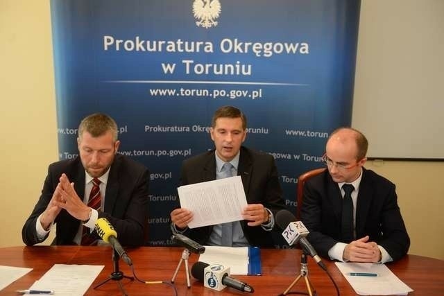 Prokurator Artur Krause (w środku) został odwołany ze stanowiska prokuratora okręgowego w Toruniu. To jednak nie koniec kadrowych zmian w toruńskiej prokuraturze.