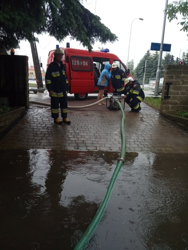 W poniedziałek strażacy z OSP Rzeszów-Zalesie zostali zadysponowani do kilku zdarzeń. Wyjeżdżali do usuwania skutków burzy, a po południu wezwano ich do pożaru skrzynki gazowej na budynku mieszkalnym przy ul. Podkarpackiej.