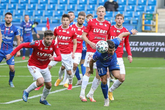 Jesienią Wisła dość pewnie pokonała w Krakowie Podbeskidzie Bielsko-Biała 3:0, a pierwszą z bramek strzelił Jean Carlos Silva (z lewej na pierwszym planie)
