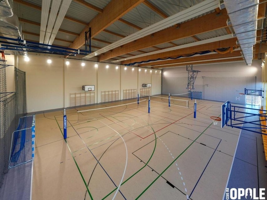 Nowa sala gimnastyczna przy Publicznej Szkole Podstawowej nr 11 w Opolu została już oficjalnie otwarta. Zobacz, jak wygląda w środku