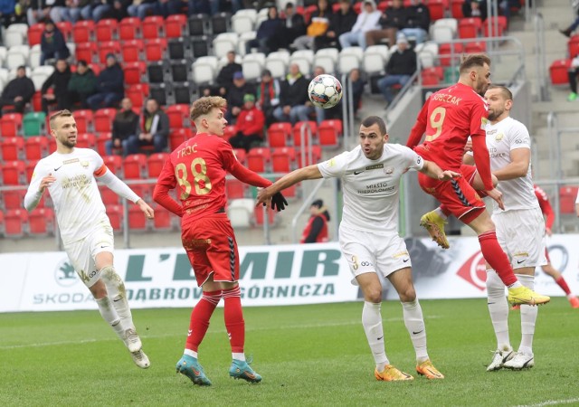 Zagłębie Sosnowiec - Puszcza Niepołomice. Walka o piłkę pod bramką gości. Adrian Troć (nr 88) i Szymon Sobczak (9), a pomiędzy nimi obrońca Puszczy Roman Jakuba