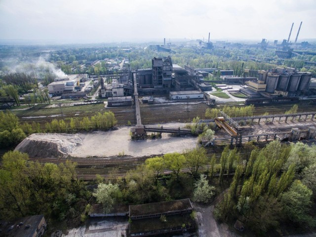 Jaka przyszłość czeka tereny po kombinacie w Nowej Hucie? Radni proponują, by na części tego obszaru powstała farma fotowoltaiczna oraz przestrzenie rekreacyjne, a także przeznaczone do organizacji imprez plenerowych, w tym koncertów.