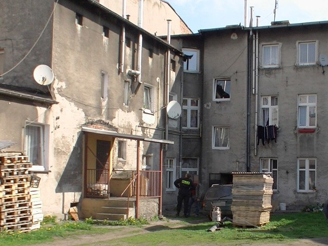 Pogotowie zabrało 47-letniego mężczyznę, który spadł z dachu kamienicy przy ul. Mariańskiej w Koszalinie. Mężczyzna ma obrażenia głowy.