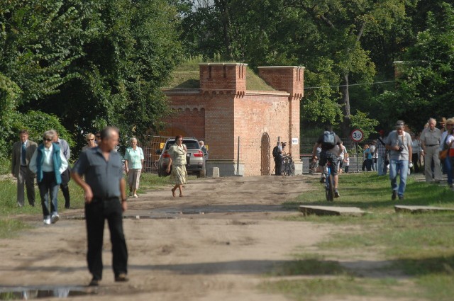 W regulaminie Muzeum Twierdzy Kostrzyn pojawił się zapis, że tylko pracownicy muzeum mogą oprowadzać grupy turystów po terenie Starego Miasta.