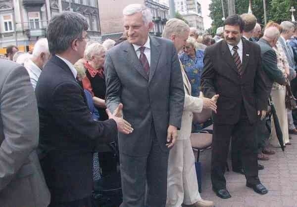 Na mszę przed pomnikiem przyjechał między innymi były premier Jerzy Buzek.