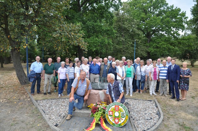 Pamiątkowe zdjęcie przy obelisku w parku, kiedyś był tu cmentarz ewangelicki