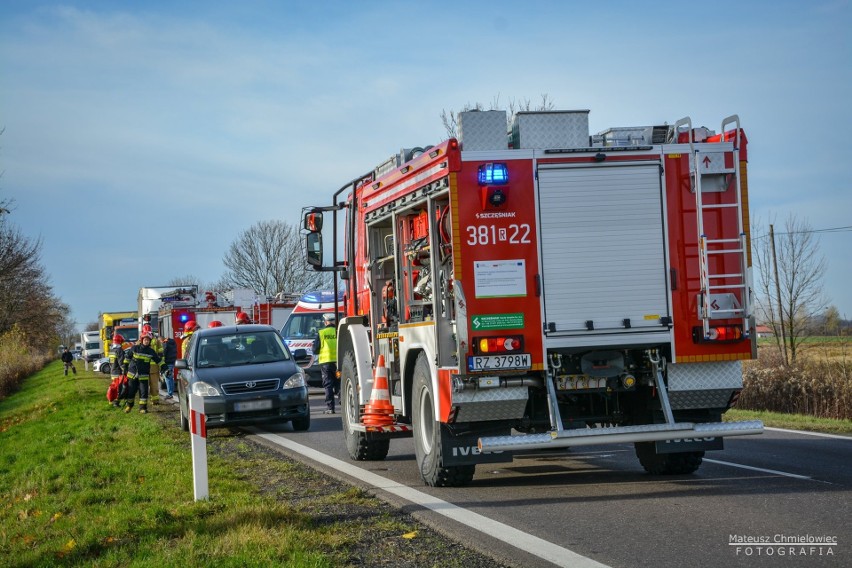 Wypadek w Siedleszczanach. W zderzeniu ciężarówki i dwóch aut osobowych ranne dwie osoby [ZDJĘCIA]