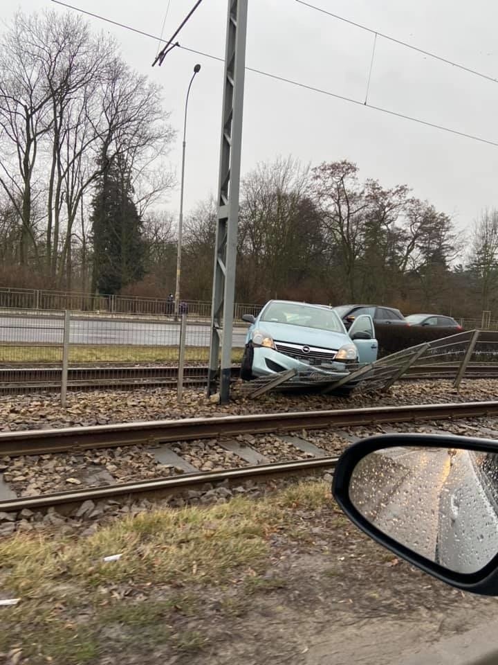 Samochód na torowisku na ul. Hallera we Wrocławiu 28.01.2021