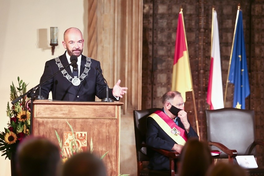 Uroczysta sesja rady miejskiej Wrocławia i wręczenie nagród.