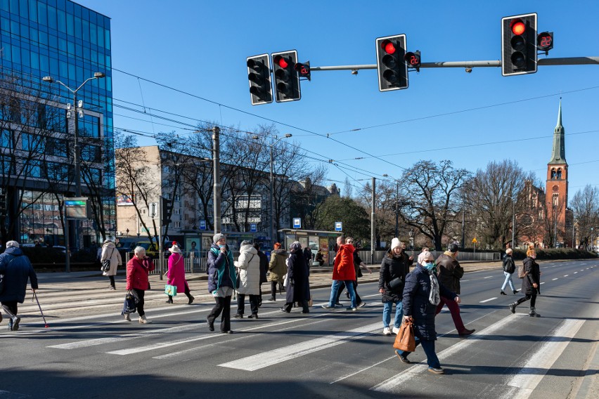 Zielone światło dla pieszych w wielu miejscach Szczecina jest za krótkie. W niektórych miejscach czas na pokonanie ulicy jest za krótki