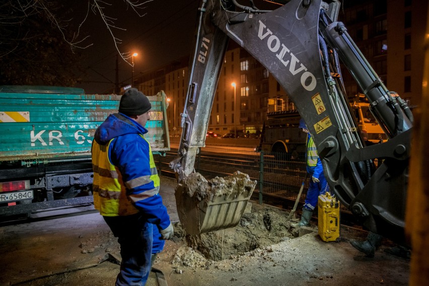 Podmyte torowisko, ruch tramwajowy wstrzymany do rana [ZDJĘCIA, WIDEO]