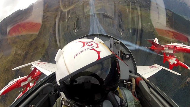 Zespół akrobacyjny Patrouille Suisse tworzą piloci szwajcarskich sił powietrznych. Byli już w Radomiu w 2015 roku.