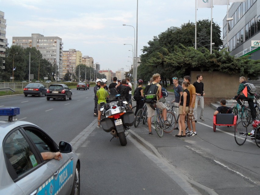 Wrocław: Rowerowa Masa Krytyczna zatrzymana przez policję (ZDJĘCIA, LIST)