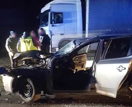 Nocne zderzenie osobówki z ciężarówką w Strzeszycach. Ranna kobieta w szpitalu
